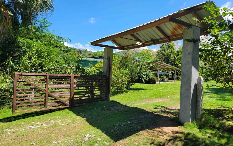 Large house on 1 acre lot, beach house, for sale, Beach front, Pavones, Punta Banco, Rustic house, Bed and breakfast for sale, Costa Rica, Pavones Real estate, 