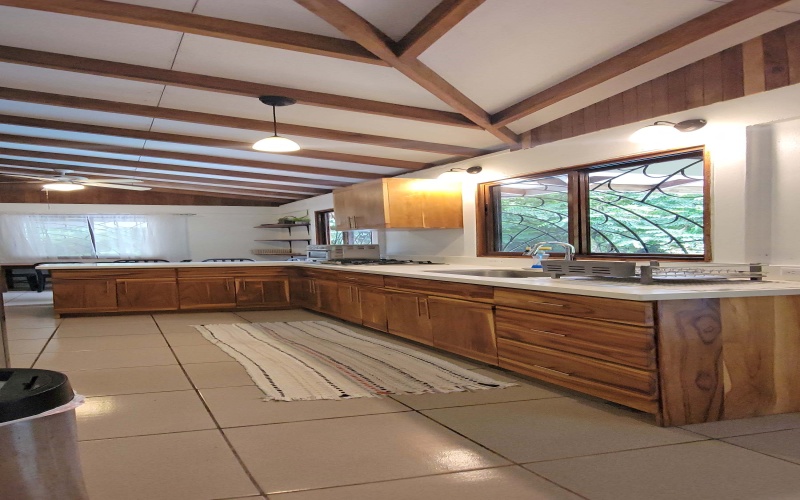 Full Kitchen with breakfast bar