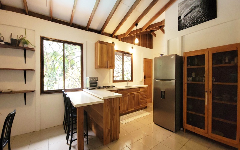 Spacious Kitchen with Breakfast bar