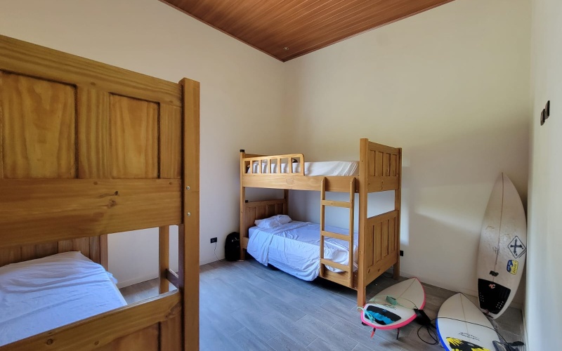 4 twin beds (2 bunk beds)